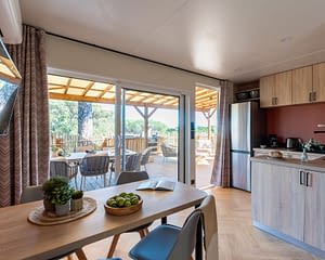 Campeggio Les Tournels: Cottage Chênes Lièges - Salone e vista sulla terrazza