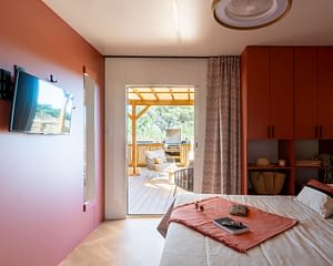 Campeggio Les Tournels: Cottage Chênes Lièges - Camera con accesso terrazza