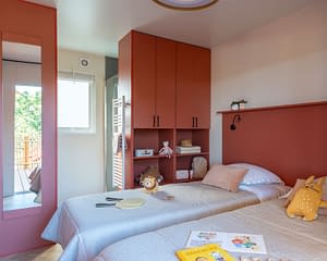 Campeggio Les Tournels: Cottage Chênes Lièges - Camera con letto singolo e bagno