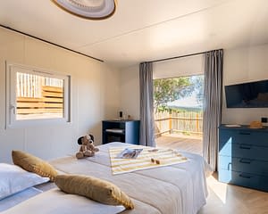 Campeggio Les Tournels: Cottage Chênes Lièges - Camera con letto doppio e accesso terrazza