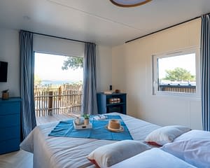 Campeggio Les Tournels: Cottage Chênes Lièges - Camera letto doppio con vista mare