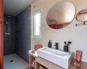 Campeggio Les Tournels: Cottage Chênes Lièges - Bagno di una camera