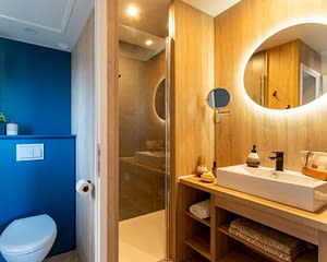 Campeggio Les Tournels: Cottage Chênes Lièges - Bagno in camera con letto doppio