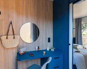 Campeggio Les Tournels: Cottage Chênes Lièges - ingresso di una camera con letto doppio