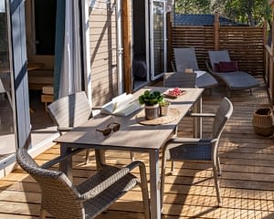 Camping les Tournels : Hébergement Camarat avec terrasse
