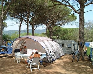 Kemp Les Tournels: Prémiové místo - Místo pro stan a obytný vůz