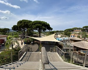 Camping les Tournels : Village - Vue des escaliers menant aux cabanes du Spa