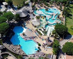 Camping les Tournels : Espace aquatique - Vue aérienne de l'espace aquatique