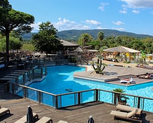 Camping Les Tournels: Espacio acuático - Vista de la piscina desde el solárium