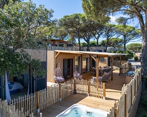 Campeggio Les Tournels: Cottage Chênes Lièges - Terrazza