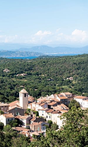 Camping Les Tournels: Zicht op een dorp in de Golf van St. Tropez