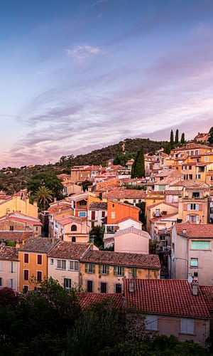 Camping Les Tournels: De bezienswaardigheden aan de kust - Bormes-les-Mimosas bij zonsondergang
