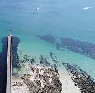 Les Terrasses de Kersiny - Camping Audierne - Vue aérienne du phare et de la plage d'audierne