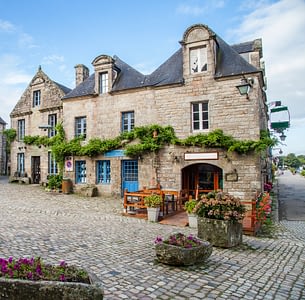 Les Terrasses de Kersiny - Cité médiévale de Locronan - place du village médiéval