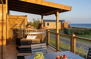 Les Terrasses de Kersiny - Le camping et les services - Terrasse d'un logement avec spa privatif