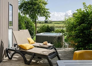 Camping Yelloh! Village Les Mouettes - Hébergements - Cottage Natura Premium avec spa, 6 personnes, 3 chambres, 2 salles de bain - terrasse avec spa