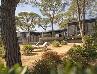 Kemping Les Tournels: domek dla 8 osób L'Oustaloun – widok ogólny domku