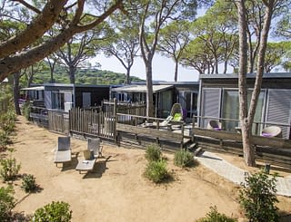 Kemping Les Tournels: domek dla 8 osób L'Oustaloun – widok na taras