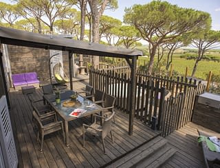 Kemping Les Tournels: domek dla 8 osób L'Oustaloun – taras z prywatnym spa