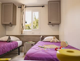 Kemping Les Tournels: domek dla 4 osób L'Oustaloun – sypialnia z 2 łóżkami pojedynczymi