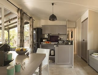 Kemping Les Tournels: domek dla 6 osób L'Oustaloun – salon i kuchnia