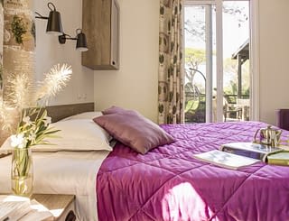 Kemping Les Tournels: domek dla 6 osób L'Oustaloun – sypialnia z podwójnym łóżkiem