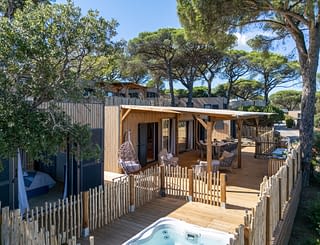 Campeggio Les Tournels: Cottage Chênes Lièges - Terrazza