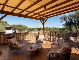 Campeggio Les Tournels: Cottage Chênes Lièges - Terrazza con barbecue e spa privata