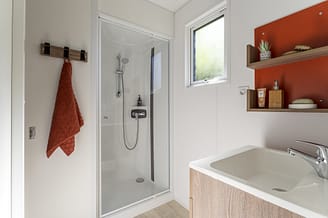 Camping la Sir&egrave;ne - H&eacute;bergements - Sir&egrave;ne 3 Confort- 6 personnes - 3 chambres - Salle de bain