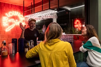 Camping la Sir&egrave;ne - Bars et restaurants - 2 femmes discutant avec le barman au Pub Lounge