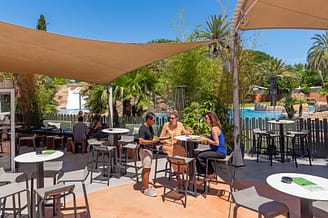 Camping la Sir&egrave;ne - Bars et restaurants - 2 femmes d&eacute;jeunant au restaurant Le Bambou