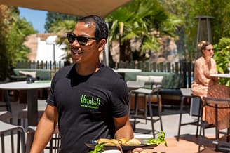 Camping la Sir&egrave;ne - Bars et restaurants - Service de plats asiatiques au restaurant Le Bambou