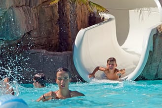 Camping Le Bois de Valmarie - Espace aquatique - Enfants jouant dans le parc aquatique
