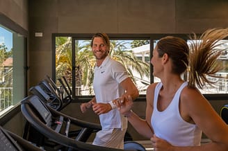 Camping la Sir&egrave;ne - Activit&eacute;s et animations - Couple courant sur tapis de course