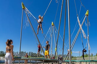 Camping La Sir&egrave;ne - Actividades y animaciones - Ni&ntilde;os saltando a las gomas