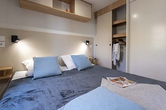 Camping la Sir&egrave;ne - H&eacute;bergements - Lodge 2 - 4 personnes - 2 chambres - Chambre parentale