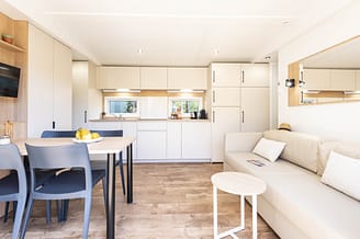 Camping la Sir&egrave;ne - H&eacute;bergements - Lodge 2 - 4 personnes - 2 chambres &ndash; Salon