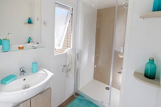 Camping la Sir&egrave;ne - H&eacute;bergements - Sir&egrave;ne 2 - 4 personnes - 2 chambres - Salle de bain