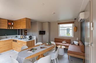 Camping la Sir&egrave;ne - Lodge 3 Prestige - salon et cuisine