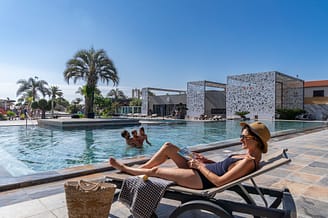 Camping Le Brasilia, parc aquatique, femme sur transat