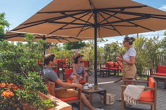 Camping Le Brasilia, restaurant, gezin neemt aperitief aan de snackbar