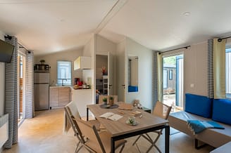 Camping Le Brasilia, cottage Sud, woonkamer keuken