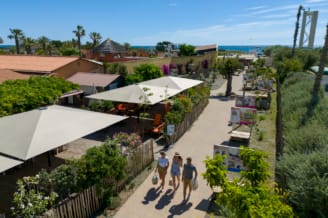 Camping Le Brasilia, vue aérienne des emplacements en bord de plage