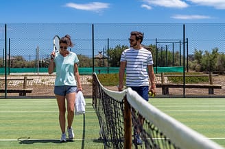Camping Le Brasilia, couple sur le court de tennis