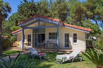 Camping Le Brasilia, Chalet Les Marquises, terraza, tumbonas