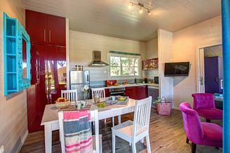 Camping Le Brasilia, Chalet Les Marquises, woonkamer, keuken