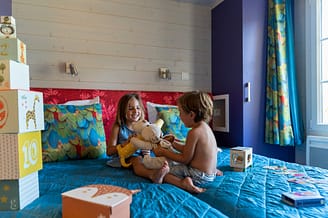 Camping Le Brasilia, Chalet les Marquises, spelende kinderen in hun kamer