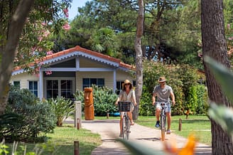 Camping Le Brasilia, wijk Marquises, stel op de fiets