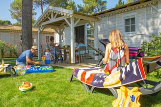 Campingplatz Le Brasilia, Cottage Les Créoles, Familie, Terrasse
