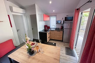 Camping Le Brasilia, Cottage P\'tit Sud, séjour et cuisine